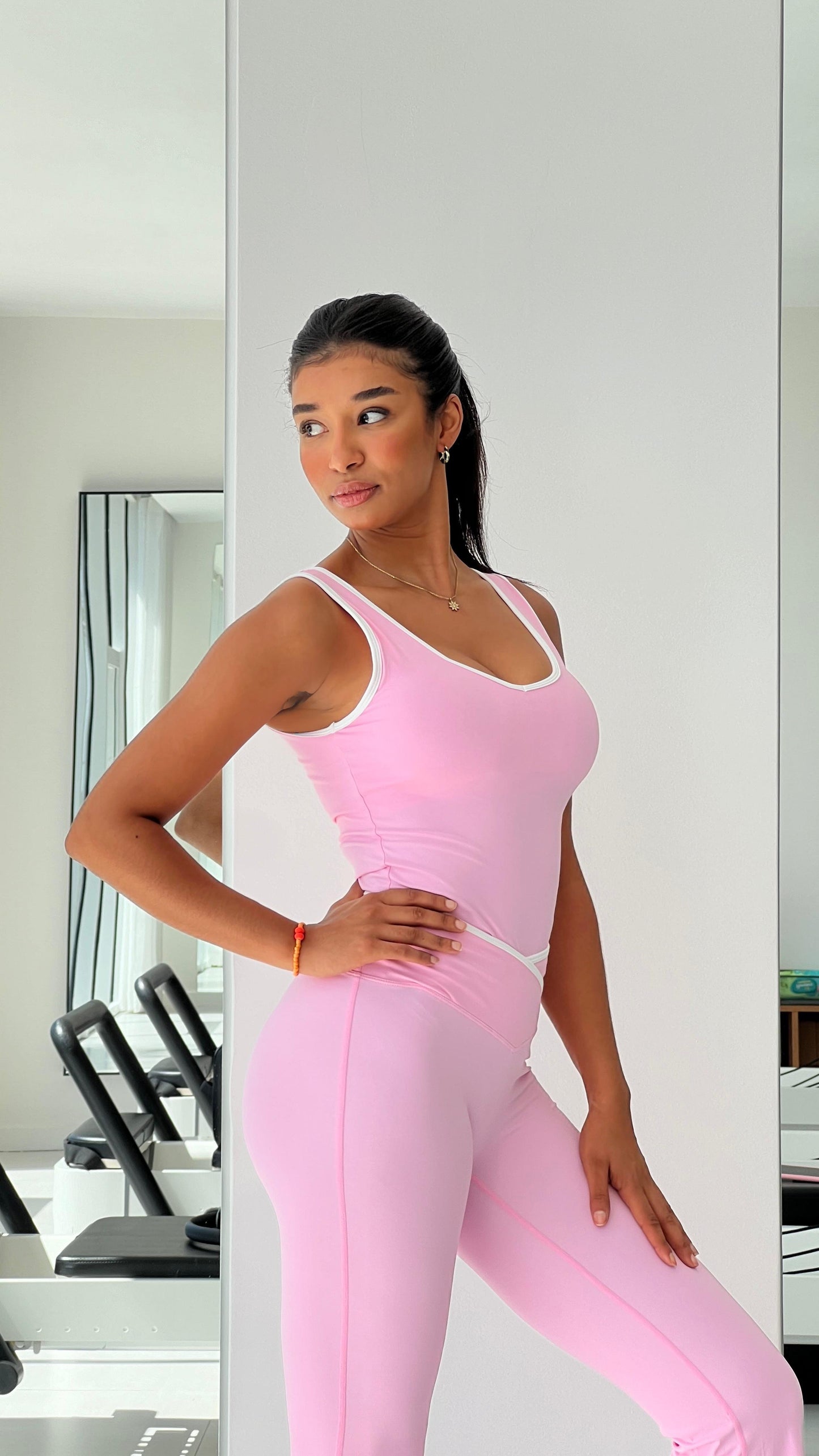 Le secret d’un ventre plat et d’une allure élégante ( tenue en deux pièces)